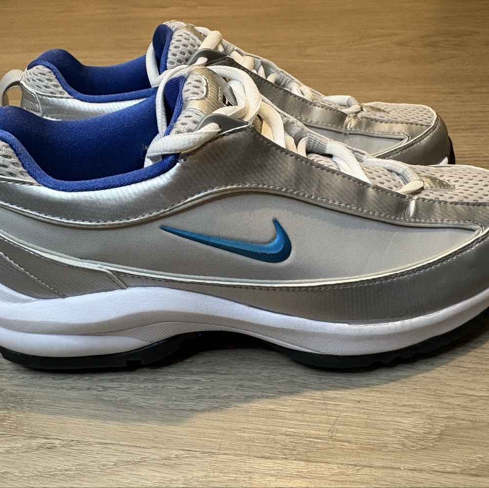 Nike Tiger Woods golf shoe in silver and white with blue accents. 8Y